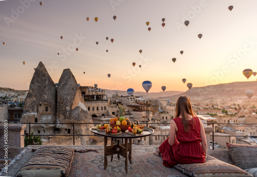 Canvastavla girl in red dress watches hot air balloons over Cappadocia