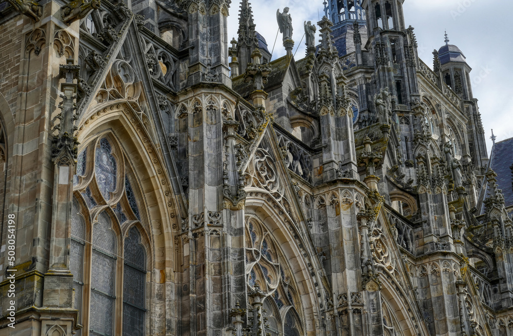Details der Fassade einer gothischen Kathedrale in s’Hertogenbosch