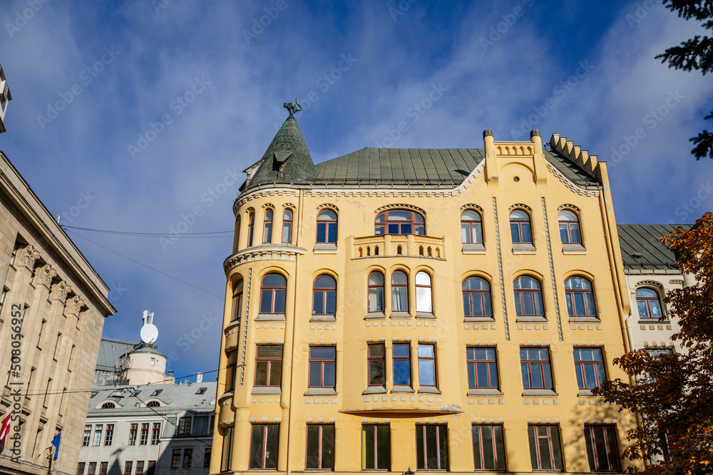 Obraz premium Riga, Latvia, 19 October 2021: Detail of Cat House, Narrow picturesque street, Facade of colorful buildings in historic center of medieval city, renaissance and baroque houses at summer sunny day