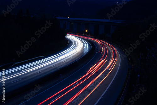 Autobahn im Dunkeln. 