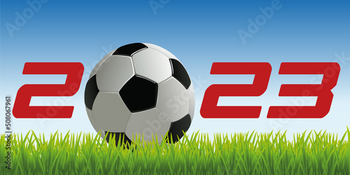 L’année 2023 avec un ballon de football posé sur la pelouse d’un terrain pour symboliser le lancement de la nouvelle saison de compétition.