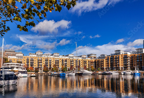 Obraz na plátně Waterfront apartments St Katharine Docks London UK
