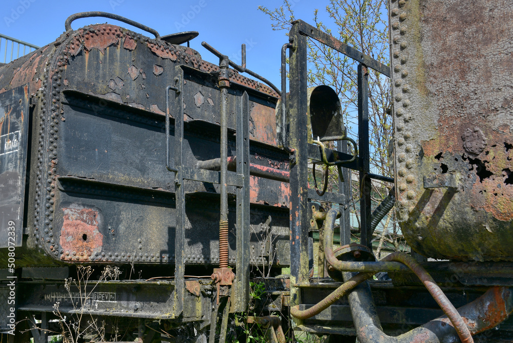 Steyrtalbahn, Schmalspurbahn, Tankwagen, Tank, Wassertank, Güterwagen, ausgemustert, verrostet, abgestellt, rostig, durchgerostet, Kessel, Kesselwagen, Abstellgleis, abgestellt, Behälter, Bremse, hand