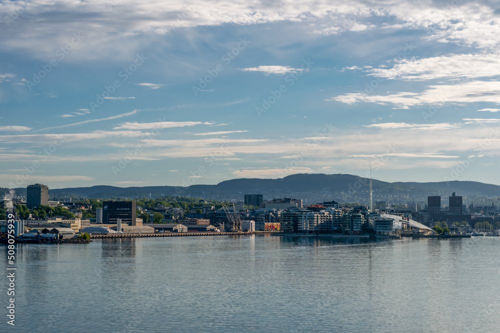 Naklejka premium am Ende des Fjords am Hafen in Norwegen
