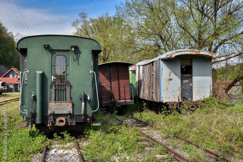 Wagen, Waggon, Güterwagen, Personenwagen, Steyrtalbahn, abgestellt, baufällig, ausgemustert, Rad, Räder, Achse, Radlager, Spurkranz, offen, gedeckt, aufarbeiten, Abstellgleis, verrottet, Holz, Güterwa Wagen, Waggon, Güterwagen, Personenwagen, Steyrtalbahn, abgestellt, baufällig, ausgemustert, Rad, Räder, Achse, Radlager, Spurkranz, offen, gedeckt, aufarbeiten, Abstellgleis, verrottet, Holz, Güterwa