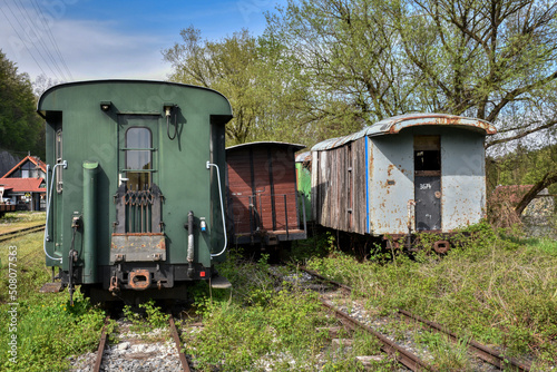 Wagen, Waggon, Güterwagen, Personenwagen, Steyrtalbahn, abgestellt, baufällig, ausgemustert, Rad, Räder, Achse, Radlager, Spurkranz, offen, gedeckt, aufarbeiten, Abstellgleis, verrottet, Holz, Güterwa