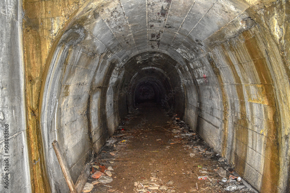 Naklejka premium Bunker, Luftschutzbunker, Steyr, Luftschutzstollen, Stollen, Oberösterreich, 2. Weltkrieg, Zweiter Weltkrieg, Lost Place, Urban Exploring, verwinkelt, Steyrwerke, Schutz, Sicherheit, Beton, Verkleidun