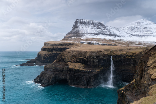 un village et une cascade au îles Féroé dans l'atlantique Nord