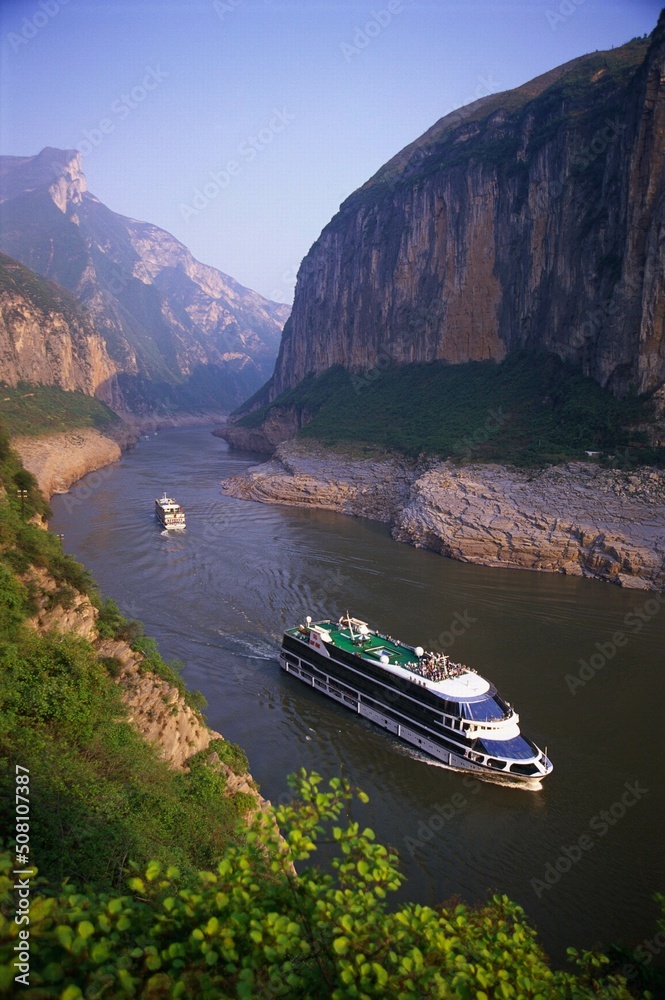 Fototapeta premium A cruise ship passes through the Qutang Gorge, one of the Three Gorges of the Yangtze River.