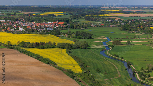 Altentreptow, bei Neubrandenburg, im Hintergrund der Windpark, Mecklenburg-Vorpommern, Deutschland, Luftaufnahme aus dem Flugzeug 