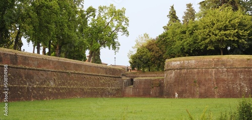 Le antiche mura della città di Lucca, Toscana, Italia