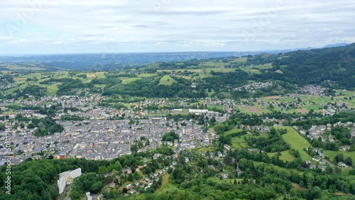 survol des vallées des Pyrénées dans le département des Hautes-Pyrénées et vue de Bagnères de Bigorre	 photo