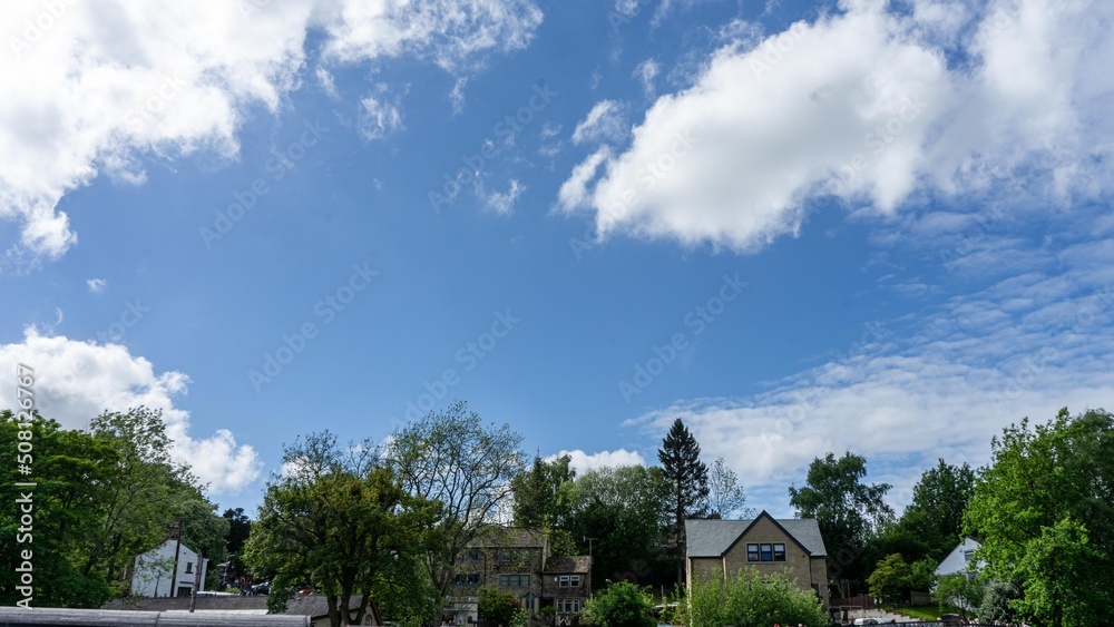Obraz premium Cityscape of suburbs on a sunny spring day