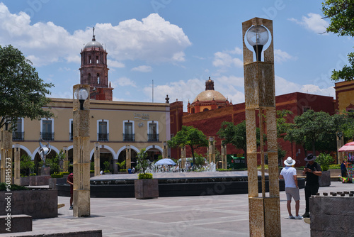 Vista de Plaza de la Constitución en Calles del Centro Histórico de Querétaro con templo de San Francisco