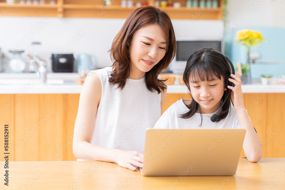 パソコンで勉強する親子 通信学習 パソコンで勉強する親子 通信学習