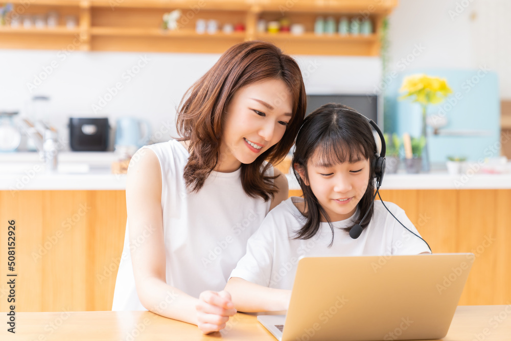 パソコンで勉強する親子 通信学習 パソコンで勉強する親子 通信学習