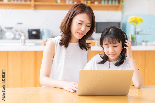 パソコンで勉強する親子　通信学習 © miya227