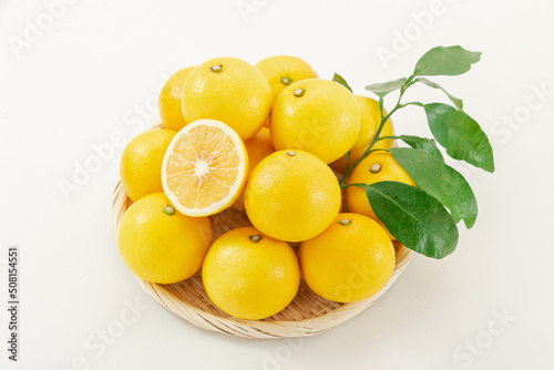 日向夏　丸ごと・カット・葉　ざる盛り　new summer orange, hyuga-natsu, fruit, citrus