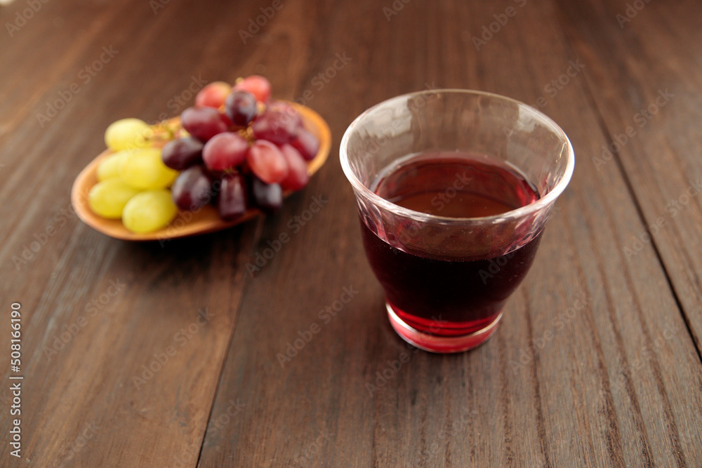 Grape that is the raw material of wine on the table Grape that is the raw material of wine on the table