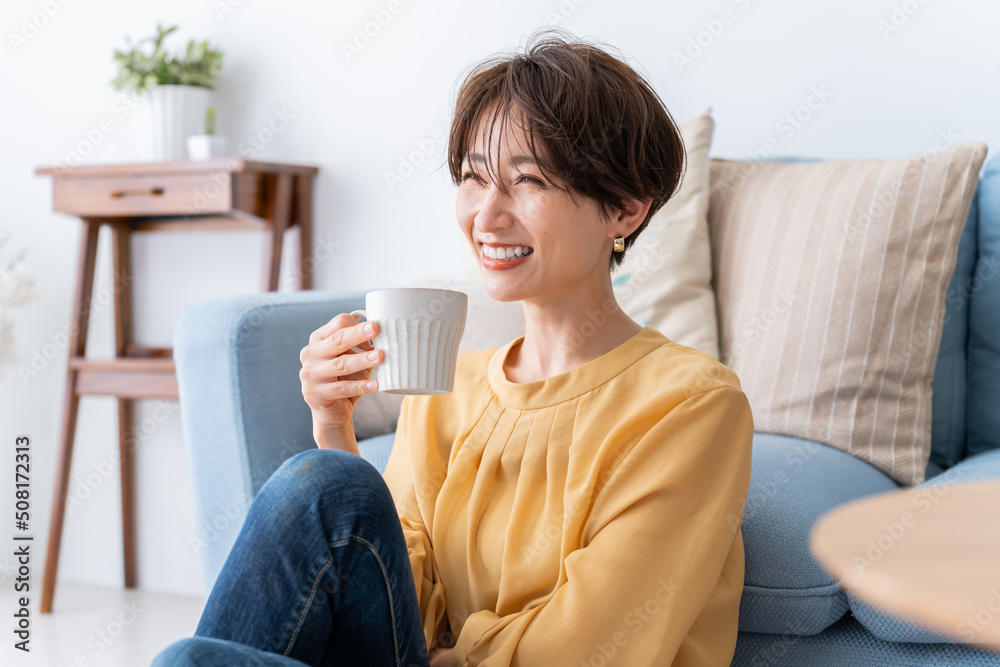 コップを持った日本人女性