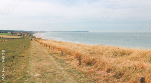 chemin de randonn  e le long de la c  te d Opale le long de la Manche dans le Pas-de-Calais en France