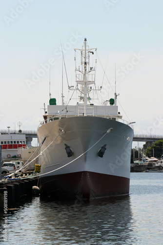 遠洋マグロ漁船が係留する港の風景。Front view of the Japanese pelagic tuna fishing boat moored in a harbor. © SAIGLOBALNT