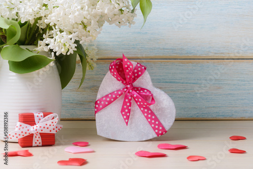 Fototapeta Naklejka Na Ścianę i Meble -  Bouquet of lilacs with heart shaped gift box