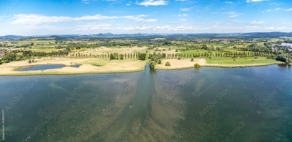 Die Radolfzeller Aach mündet in den westlichen Bodensee, am Horizont die Hegauberge Die Radolfzeller Aach mündet in den westlichen Bodensee, am Horizont die Hegauberge