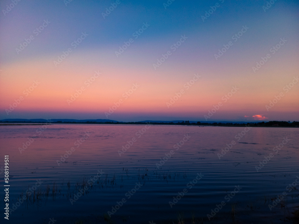 Naklejka premium sunset background over the ocean