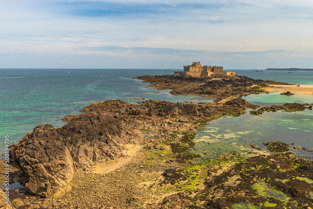 Le fort vu des remparts de la ville de Saint-Malo. Attraction touristique. Paysage marin. Côtes française (Bretagne). Paysage de carte postale. 