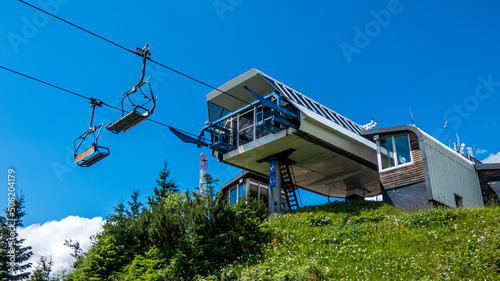 Seilbahnstation auf einer Bergspitze mit blauem Himmel