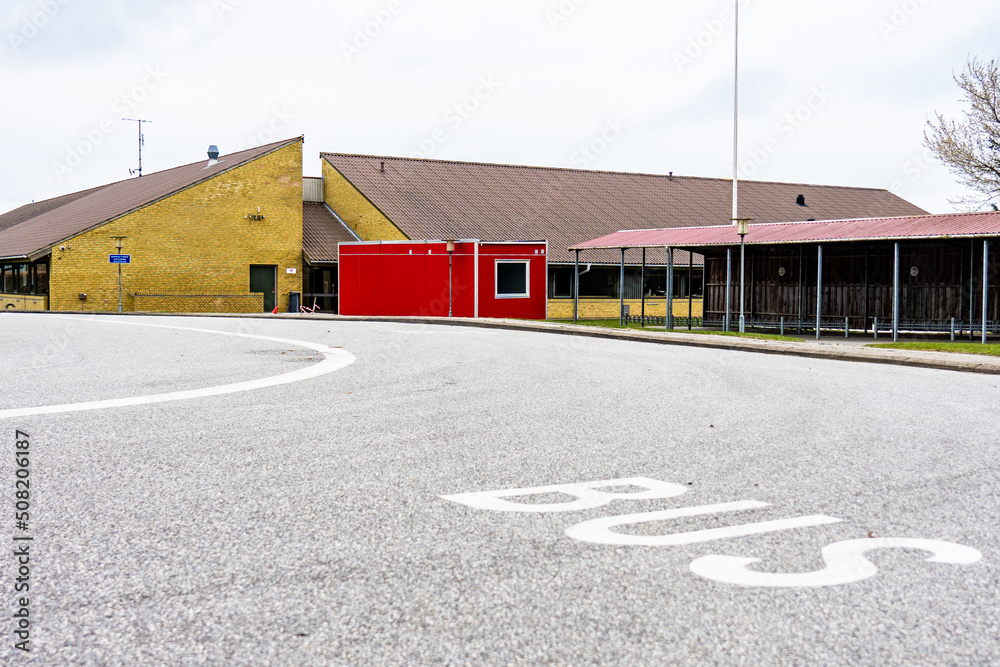 Roter Wohncontainer an einer Schule