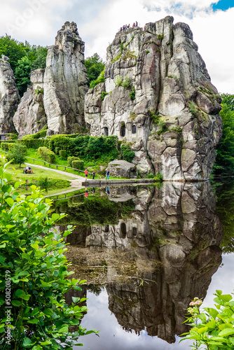 Schöner Felsen mit Spiegelung im Wasser