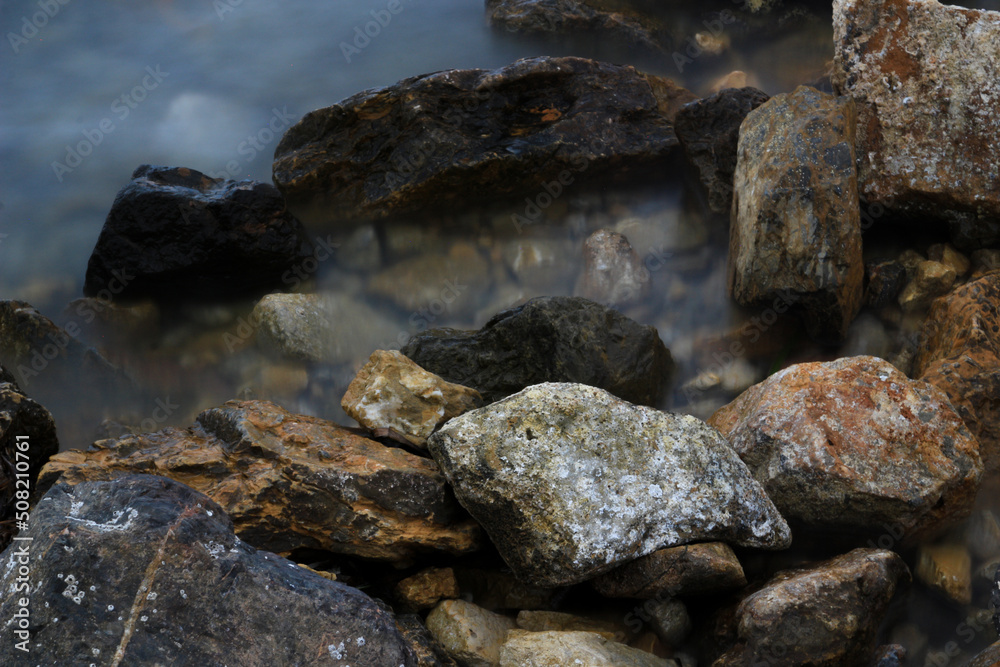 Obraz premium Piedras en el agua