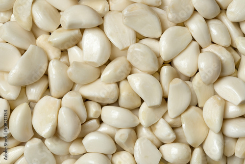 Papier peint Fresh whole peeled garlic cloves full frame close up
