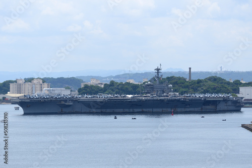 Tableau sur toile United States Navy USS Abraham Lincoln (CVN-72), Nimitz-class aircraft carrier departing from Yokosuka Port