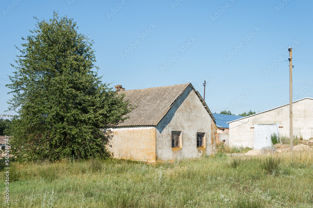 Obraz premium Abandoned brick house with broken windows