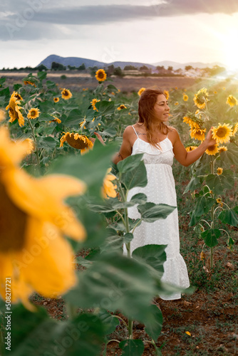 girl in the field of sunflowers