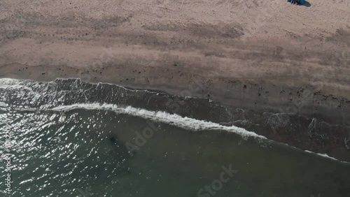 エメラルドグリーンの海の空撮