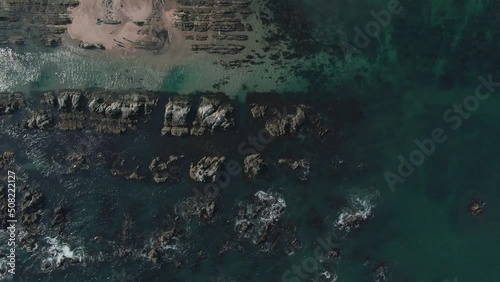 エメラルドグリーンの海の空撮