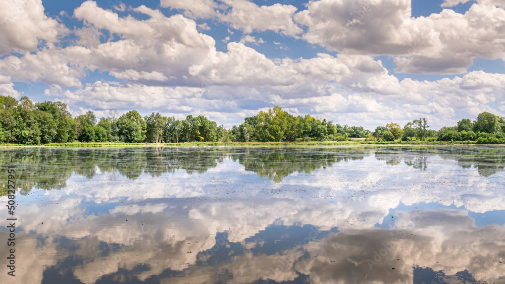 Fototapeta premium Nuages et leur reflet sur un étang