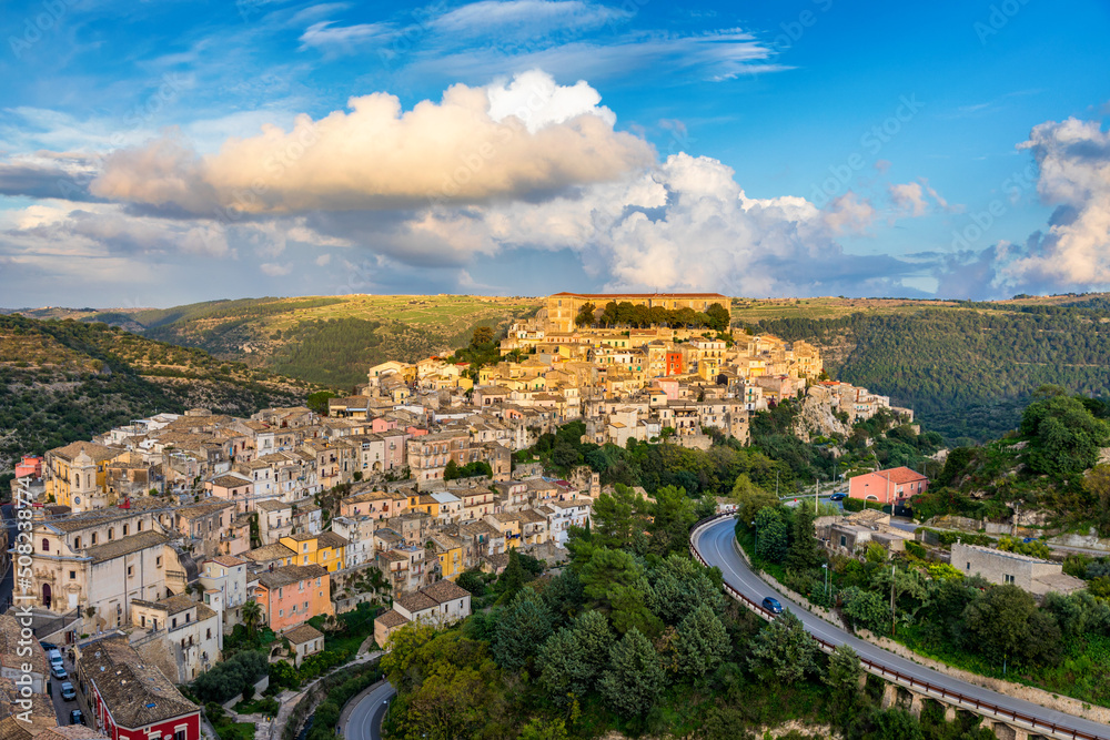 Obraz premium View of Ragusa (Ragusa Ibla), UNESCO heritage town on Italian island of Sicily. View of the city in Ragusa Ibla, Province of Ragusa, Val di Noto, Sicily, Italy.