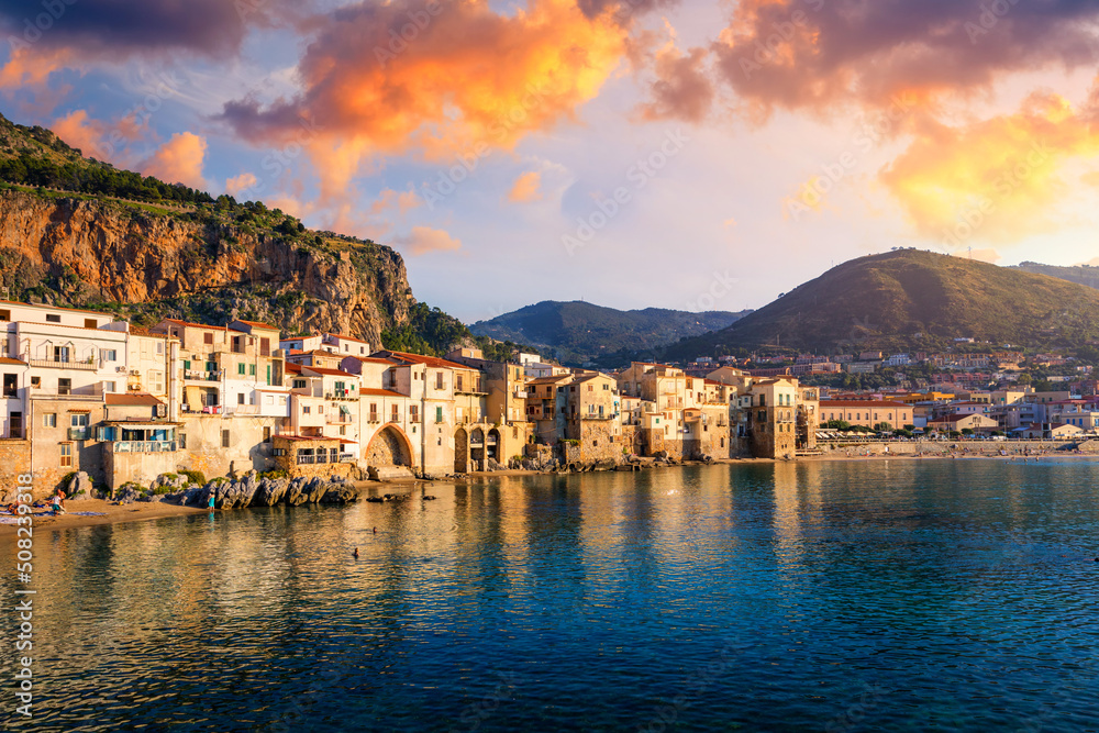 Obraz premium Cefalu, medieval city of Sicily island, Province of Palermo, Italy. Cefalu is city in Italian Metropolitan City of Palermo located on Tyrrhenian coast of Sicily, Italy.