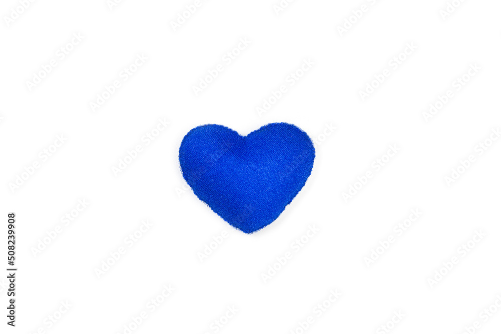 Corazón azul de fieltro hecho a mano sobre un fondo blanco liso y aislado. Vista superior y de cerca. Copy space