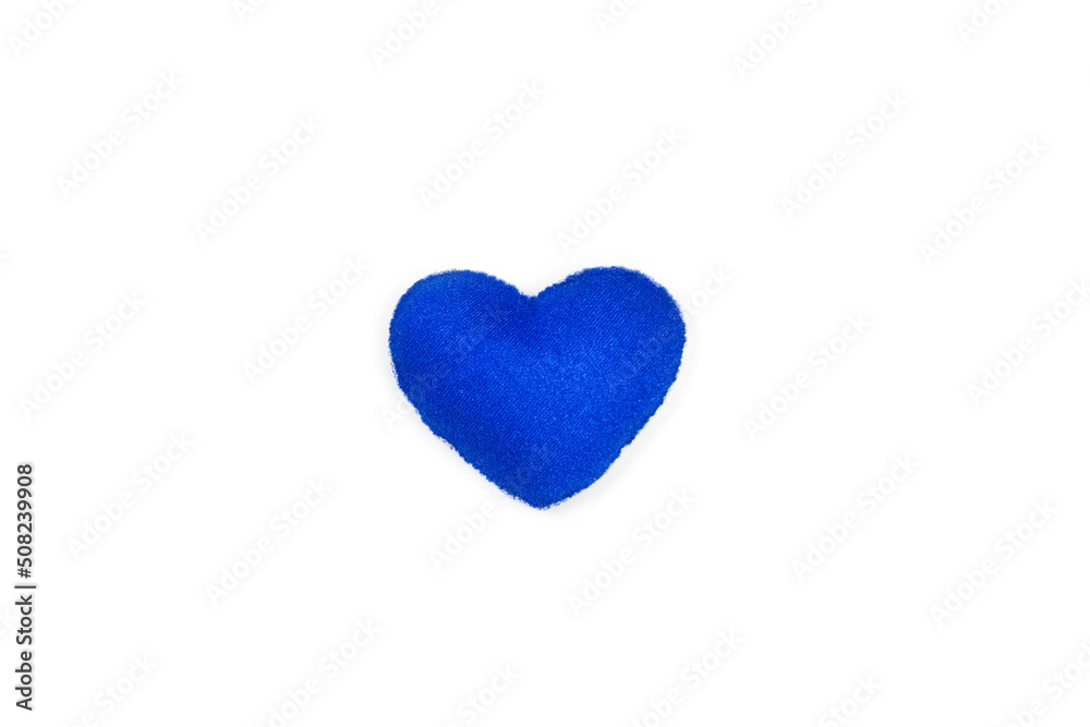 Corazón azul de fieltro hecho a mano sobre un fondo blanco liso y aislado. Vista superior y de cerca. Copy space Corazón azul de fieltro hecho a mano sobre un fondo blanco liso y aislado. Vista superior y de cerca. Copy space