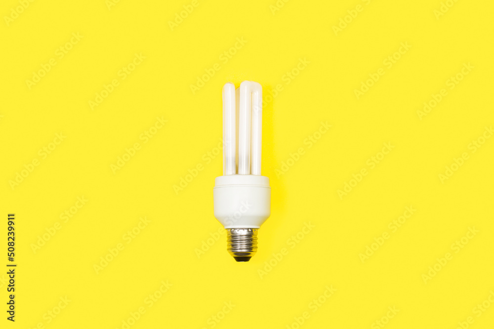 Bombilla de luz bajo consumo sobre un fondo amarillo brillante liso y aislado. Vista de frente. Copy space Bombilla de luz bajo consumo sobre un fondo amarillo brillante liso y aislado. Vista de frente. Copy space