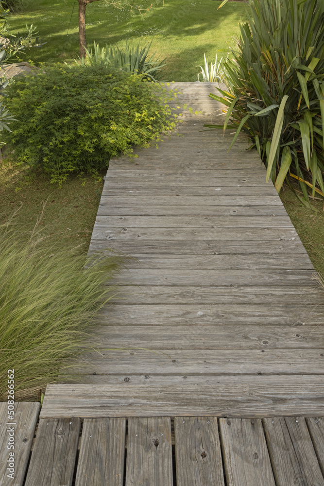 Aménagement de Terrasse et allée en bois d'un jardin