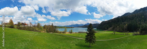 Fantastische Landschaft am Weissensee bei Füssen bei schönem Wetter