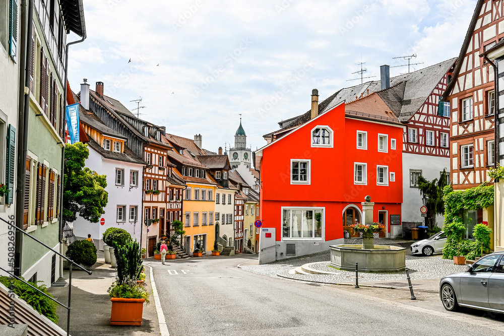 Obraz premium Überlingen, Münster, St. Nikolaus, Kirche, Altstadt, Franziskanertor, Altstadthäuser, Münsterplatz, Brunnen, Bodensee, Sommer, Baden-Württemberg, Deutschland