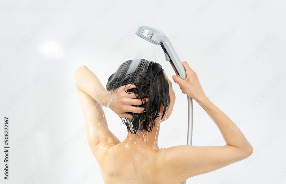 Naklejka premium シャワーを浴びる女性